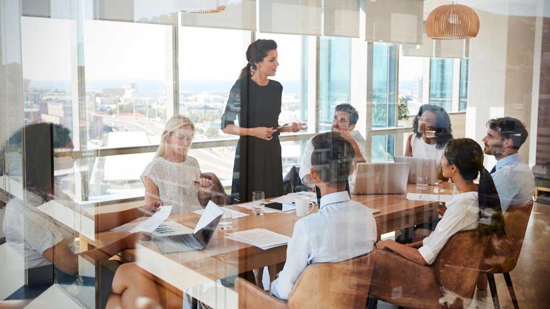 oficina donde una mujer dirige una reunión